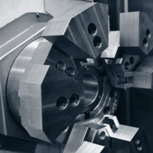CNC-sorvi koneistaa metalliosaa.