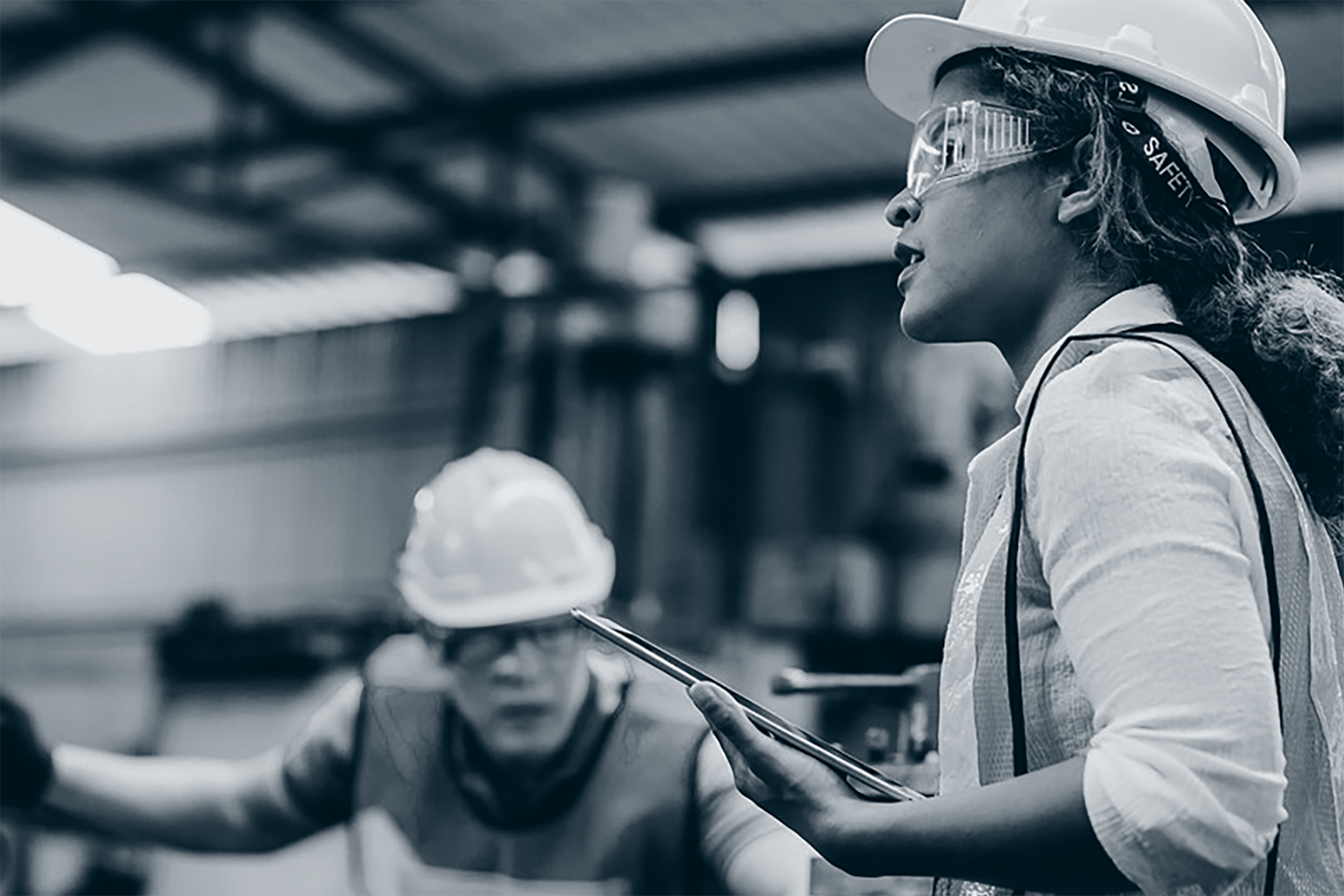 Kvinne og mann på gulvet i produksjonsfabrikk.