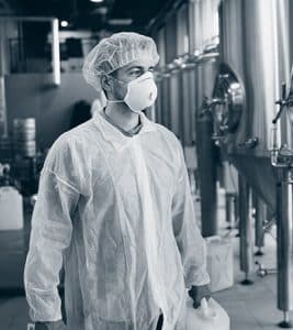 Fabrikkarbeider jobber med kjemikalier.