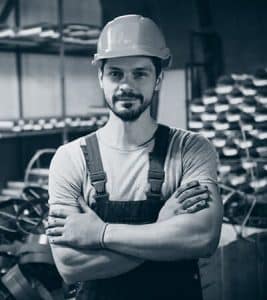 Mann jobber med metallproduksjon.