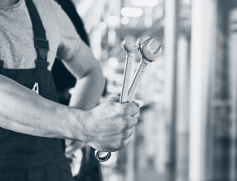 Mann med fastnøkkel