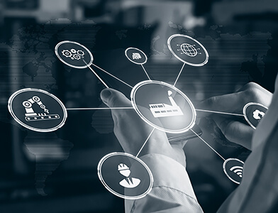 Mann med tablet i anlegg, illustrasjonsbilde for industriell digitalisering