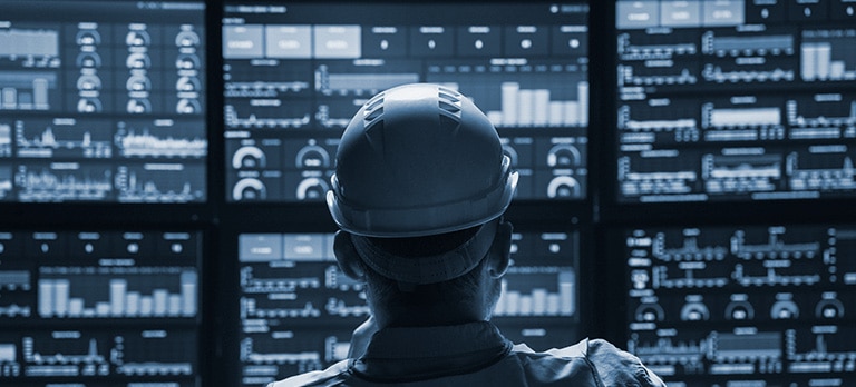 NIS2 stiller nye krav til SCADA - operatør ser på HMI/SCADA-system