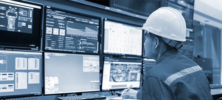 NIS2 stiller nye krav til SCADA - operatør ser på HMI/SCADA-system